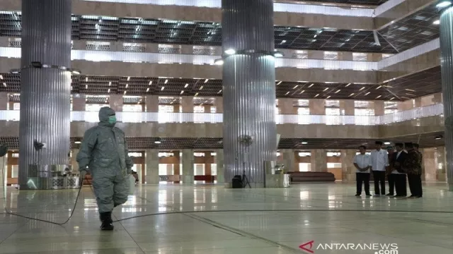 Sebelum Salat Jumat, Masjid Istiqlal Disemprot Cairan Disinfektan - GenPI.co