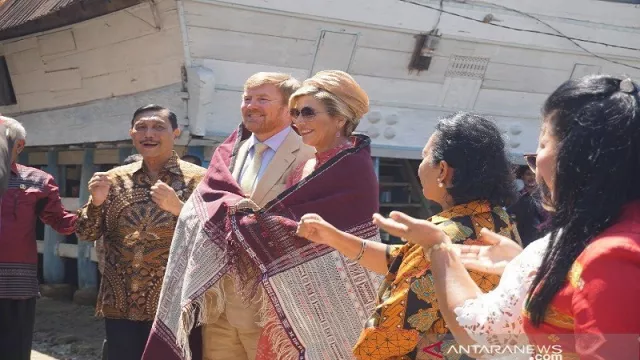 Raja Willem Alexander dan Ratu Maxima Dapat Hadiah Kain Ulos - GenPI.co