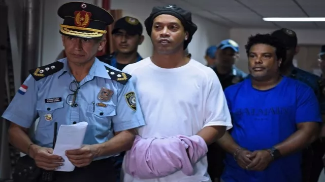 Ronaldinho Pasrah Dipenjara Setelah Hakim Tolak Jaminan - GenPI.co
