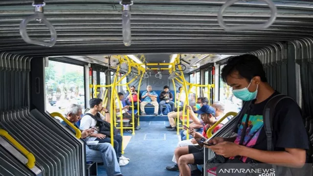 Mulai Senin Transjakarta, MRT dan LRT Dibatasi Jam Operasional - GenPI.co