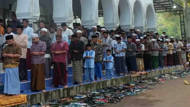 Jemaah Pesantren di Jember Sudah Lebaran  Duluan - GenPI.co