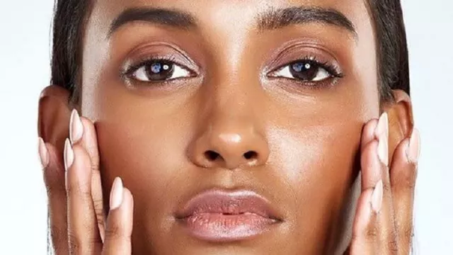 Rawan Jerawat, Simak Cara Makeup Untuk Kulit Berminyak yang Tepat - GenPI.co