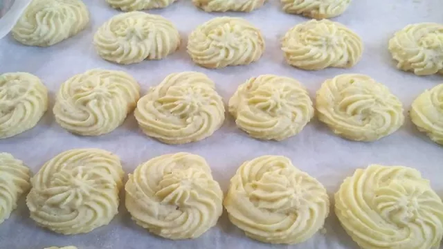 Buat Kue Lebaran, Ini Resep Semprit Sagu Kacang Keju  - GenPI.co