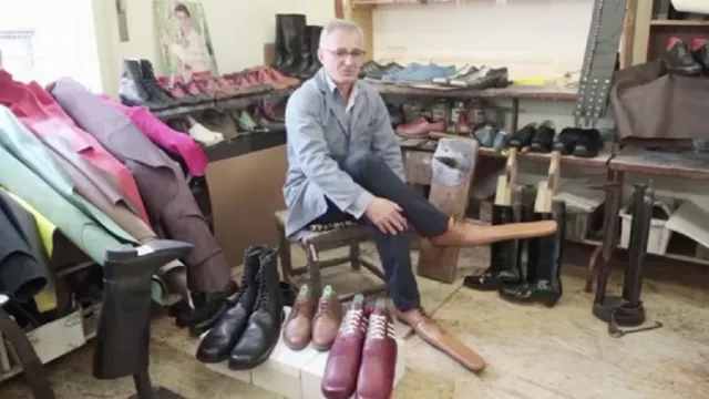 Seorang Pria Ciptakan Sepatu Panjang Untuk Jaga Jarak - GenPI.co