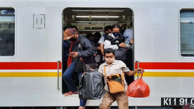 Anies Desak Luhut Hentikan KRL Jabodetabek Selama PSBB - GenPI.co Anies Desak Luhut Hentikan KRL Jabodetabek Selama PSBB - GenPI.co