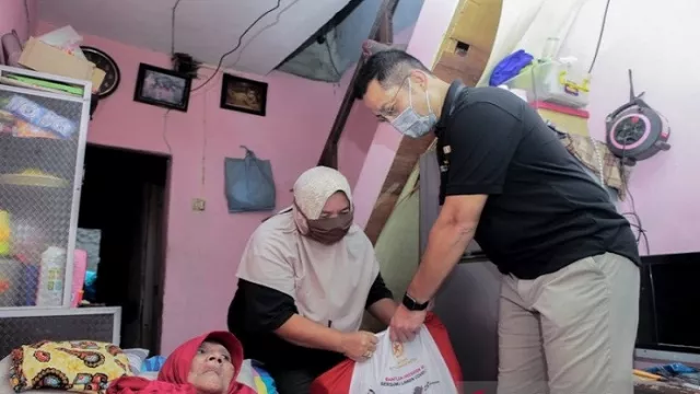 Mensos Juliari Blusukan Bagikan Sembako di Jakarta - GenPI.co Mensos Juliari Blusukan Bagikan Sembako di Jakarta - GenPI.co