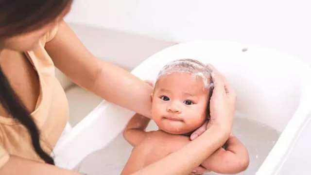 Moms, Simak 4 Hal Wajib dalam Mengasuh Bayi Baru Lahir - GenPI.co