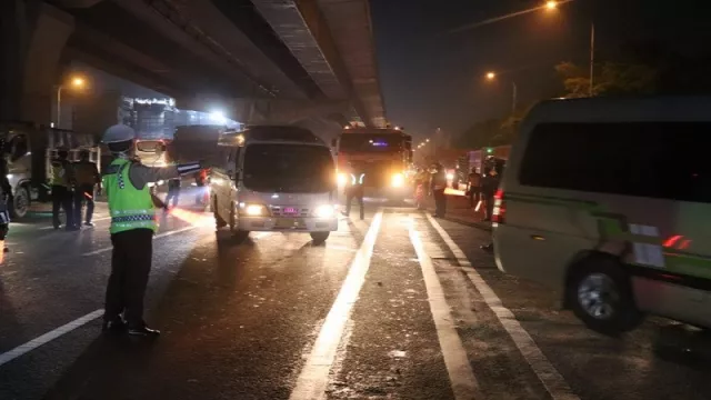 Larangan Mudik, Ribuan Mobil Dipaksa Putar Balik di Tol Cikampek - GenPI.co