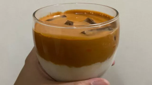 Thai Tea Juga Bisa Dibuat Dalgona Coffe, Loh! - GenPI.co