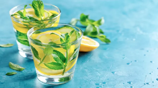 Coconut Water Lemon and Mint Segar Buat Buka Puasa - GenPI.co Coconut Water Lemon and Mint Segar Buat Buka Puasa - GenPI.co