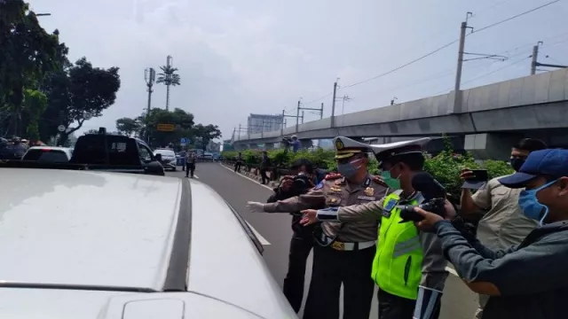 Awasi PSBB, Polisi Jaga Pintu Masuk ke Jakarta - GenPI.co