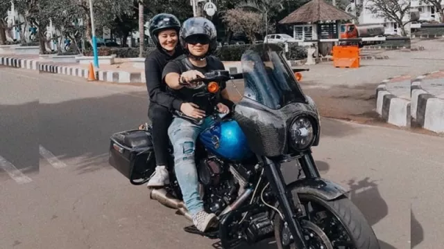 Naik Moge, Ini Lho Wajah di Balik Helm Pembonceng Aaliyah Massaid - GenPI.co