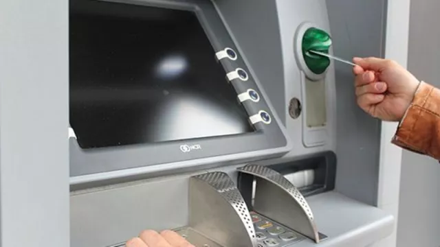 12 Tips Aman Ambil Uang di ATM Saat Pandemi Corona, Apa Saja? - GenPI.co