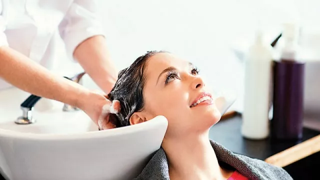 Keramas Menggunakan Air Hangat, Rambut Bisa Rontok - GenPI.co Keramas Menggunakan Air Hangat, Rambut Bisa Rontok - GenPI.co