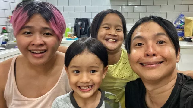 Di Rumah Saja, Ernest & Keluarga Kompak Gaya Rambut Belah Tengah - GenPI.co Di Rumah Saja, Ernest & Keluarga Kompak Gaya Rambut Belah Tengah - GenPI.co