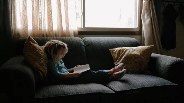 5 Manfaat Mengajak Anak Membaca Buku - GenPI.co