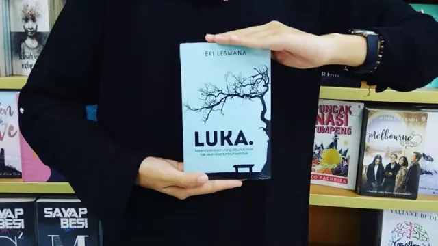 Sedih! Novel Luka Kisahkan Romansa Cinta Remaja dan Patah Hati - GenPI.co