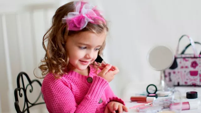 Anak Kecil Dilarang Menggunakan Makeup Dewasa, Ini Alasannya... - GenPI.co