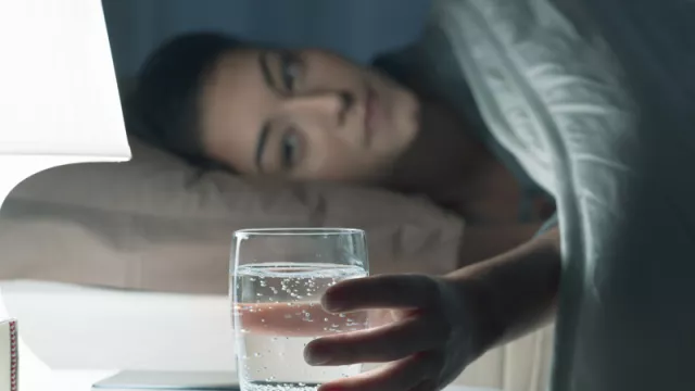 Minum Air Putih Sebelum Tidur Bisa Turunkan Berat Badan - GenPI.co