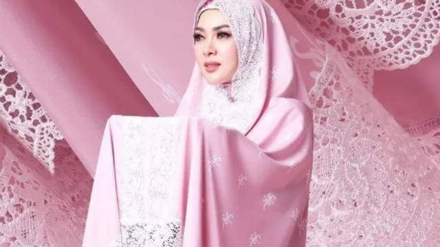 Sambut Ramadan, Ini 4 Mukena Bermotif Bunga Cantik untuk Tarawih - GenPI.co