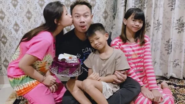 Vicky Prasetyo Ulang Tahun ke-36, Anaknya Beri Kue Ultah Ungu Tua - GenPI.co Vicky Prasetyo Ulang Tahun ke-36, Anaknya Beri Kue Ultah Ungu Tua - GenPI.co