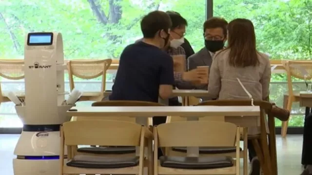 Keren! Saat New Normal, Robot Layani Pengunjung Kafe di Korea - GenPI.co