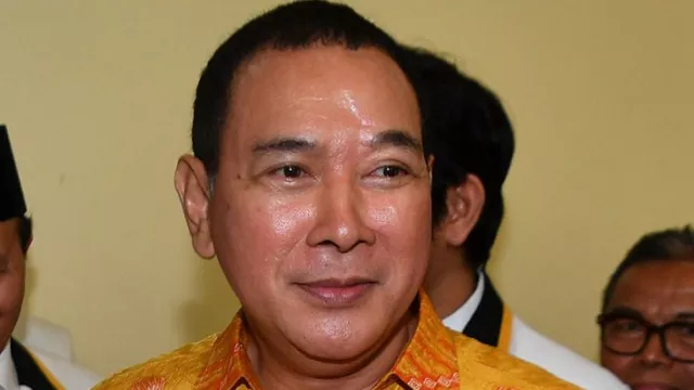 Pria Kekar Robek Spanduk Partai Berkarya di Depan Tommy Soeharto - GenPI.co