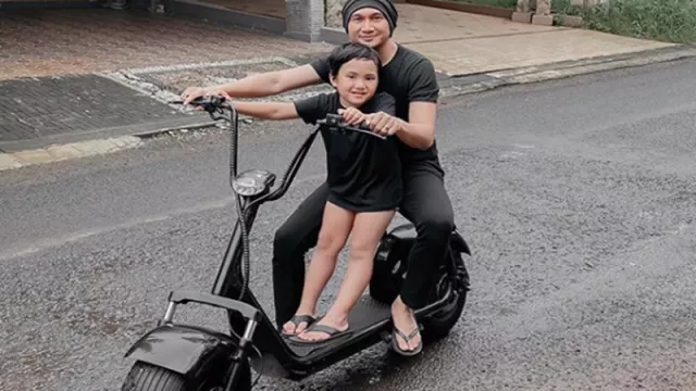 3 Artis Ini Tak Pernah Mengeluh Rawat Anak Berkebutuhan Khusus - GenPI.co 3 Artis Ini Tak Pernah Mengeluh Rawat Anak Berkebutuhan Khusus - GenPI.co