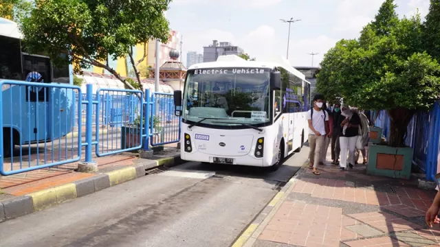 Mau Naik Bus Listrik Transjakarta Gratis? Begini Lo Caranya - GenPI.co