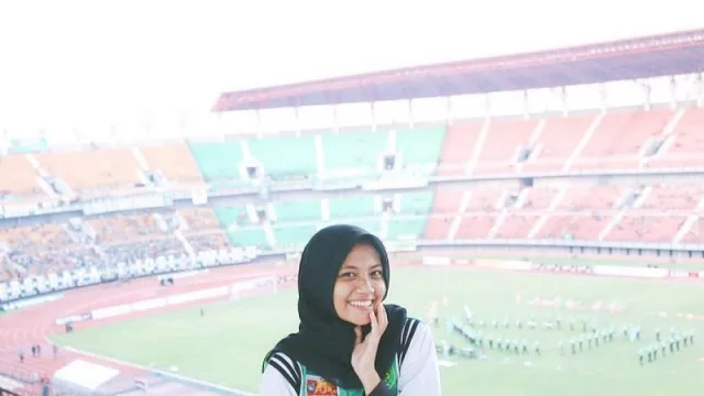 Isnatul Jannah, Merinding Saat Menyanyikan Lagu Ini di Stadion - GenPI.co