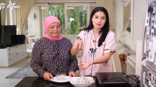 Makin Jago Masak Aja, Titi Kamal Bagikan Resep Nasi Ayam Hainan - GenPI.co