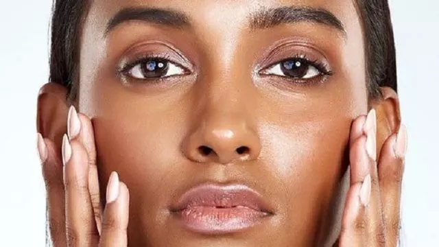 3 Langkah Mudah Makeup untuk Kulit Berminyak - GenPI.co 3 Langkah Mudah Makeup untuk Kulit Berminyak - GenPI.co