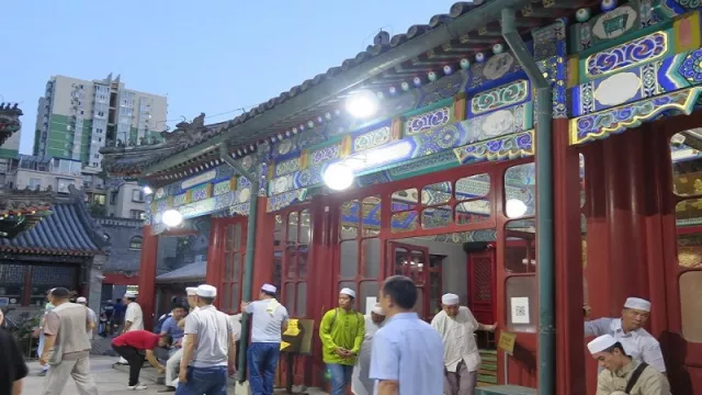 New Normal Beijing, Salat 5 Waktu di Masjid Harus Isi Fomulir - GenPI.co