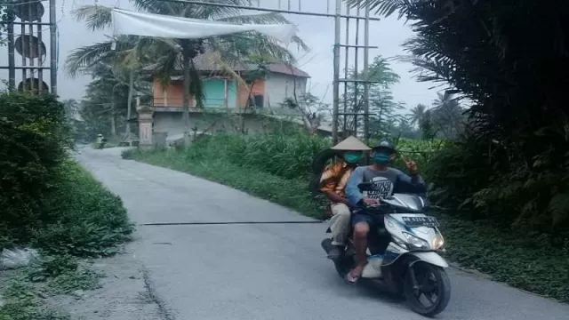 Magelang Hujan Abu Akibat Gunung Merapi Erupsi - GenPI.co