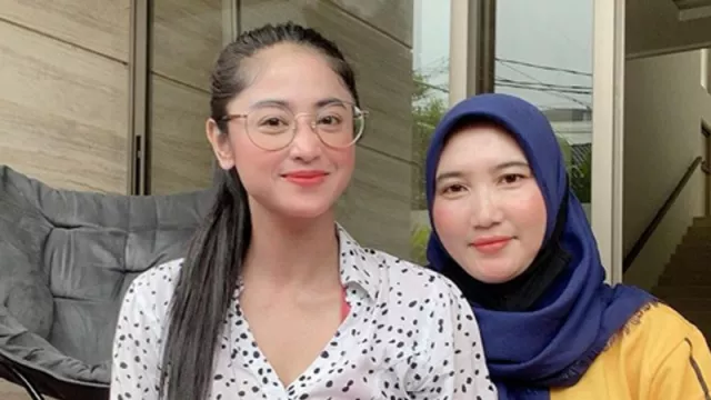 Menangis, Dewi Perssik: Aku Pengin Cerai - GenPI.co