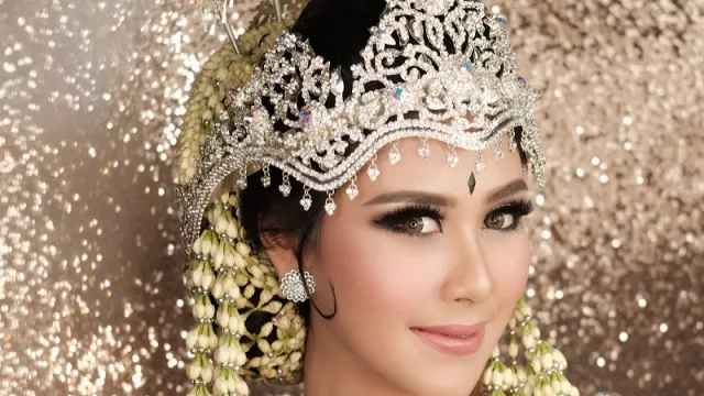 Sakral, Ini Makna Riasan Kepala Pengantin Adat Sunda - GenPI.co Sakral, Ini Makna Riasan Kepala Pengantin Adat Sunda - GenPI.co