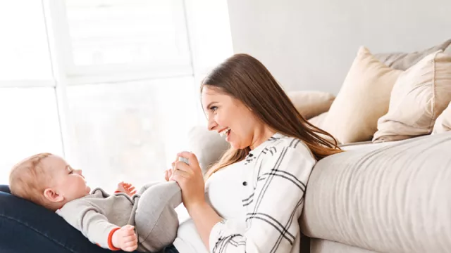Bunda, Ketahui Penyebab Bayi Sering Muntah Yuk - GenPI.co Bunda, Ketahui Penyebab Bayi Sering Muntah Yuk - GenPI.co