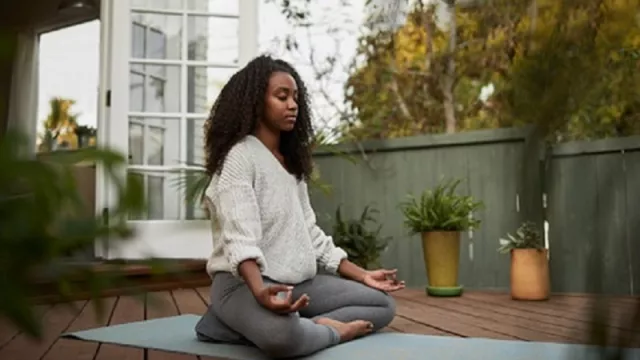 3 Gaya Yoga Ini Bantu Mengurangi Sakit Kepala, Lakukan! - GenPI.co