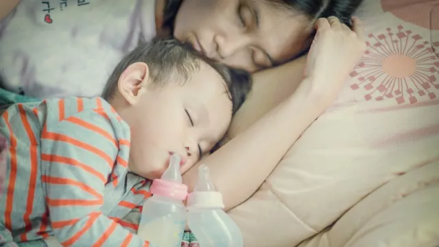 Studi Ungkap Efek Psikologis Ibu Saat Anak Masih Tidur Bersama - GenPI.co