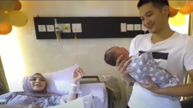 Anak Pertama: Intip Momen Citra Kirana-Rezky Adhitya Gendong Bayi - GenPI.co