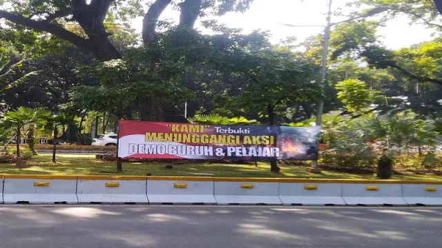Spanduk KAMI Tunggangi Aksi Demo Buruh Beredar di Sekitar Istana - GenPI.co