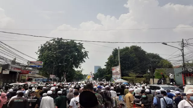 Ribuan Pendukung Habib Rizieq Meluber di Kawasan Petamburan - GenPI.co