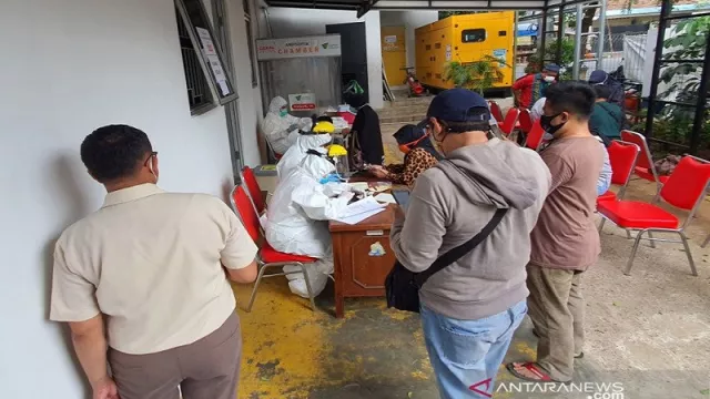 Petugas Lacak 55 Orang Kasus Positif Corona Lurah Petamburan - GenPI.co Petugas Lacak 55 Orang Kasus Positif Corona Lurah Petamburan - GenPI.co