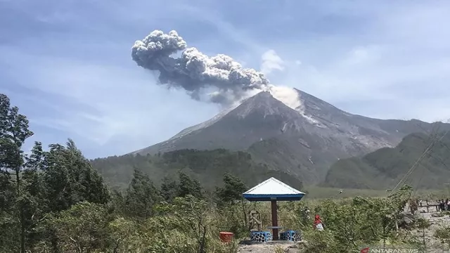 Awas, Erupsi Gunung Merapi Mencapai Radius 5 Kilometer - GenPI.co