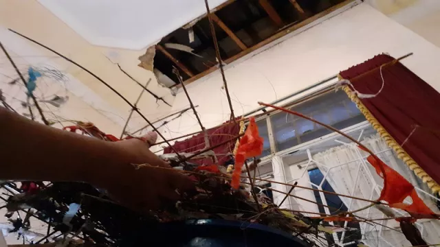 Sampah Layangan Bisa Menyebabkan Atap Rumah Bocor - GenPI.co