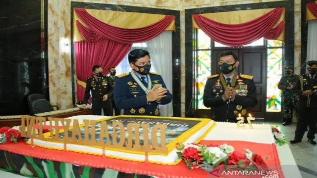 Panglima TNI Marsekal Hadi Tjahjanto Dapat Kejutan dari Kapolri - GenPI.co