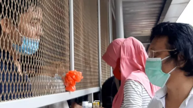 Politisi PDIP Adian Napitupulu Jenguk Demonstran yang Ditangkap - GenPI.co Politisi PDIP Adian Napitupulu Jenguk Demonstran yang Ditangkap - GenPI.co