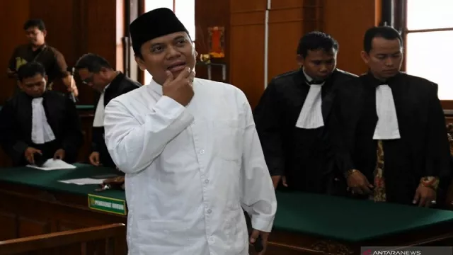 Sugi Nur Jadi Makmum Salat Berjemaah Bareng Penyidik - GenPI.co