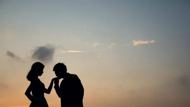 6 Keutamaan Istri Mencium Tangan Suami dalam Rumah Tangga - GenPI.co