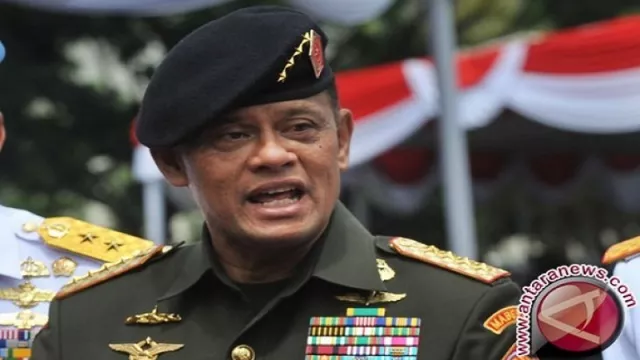 Luar Biasa, Jokowi Berikan Gatot Nurmantyo Bintang Mahaputra  - GenPI.co